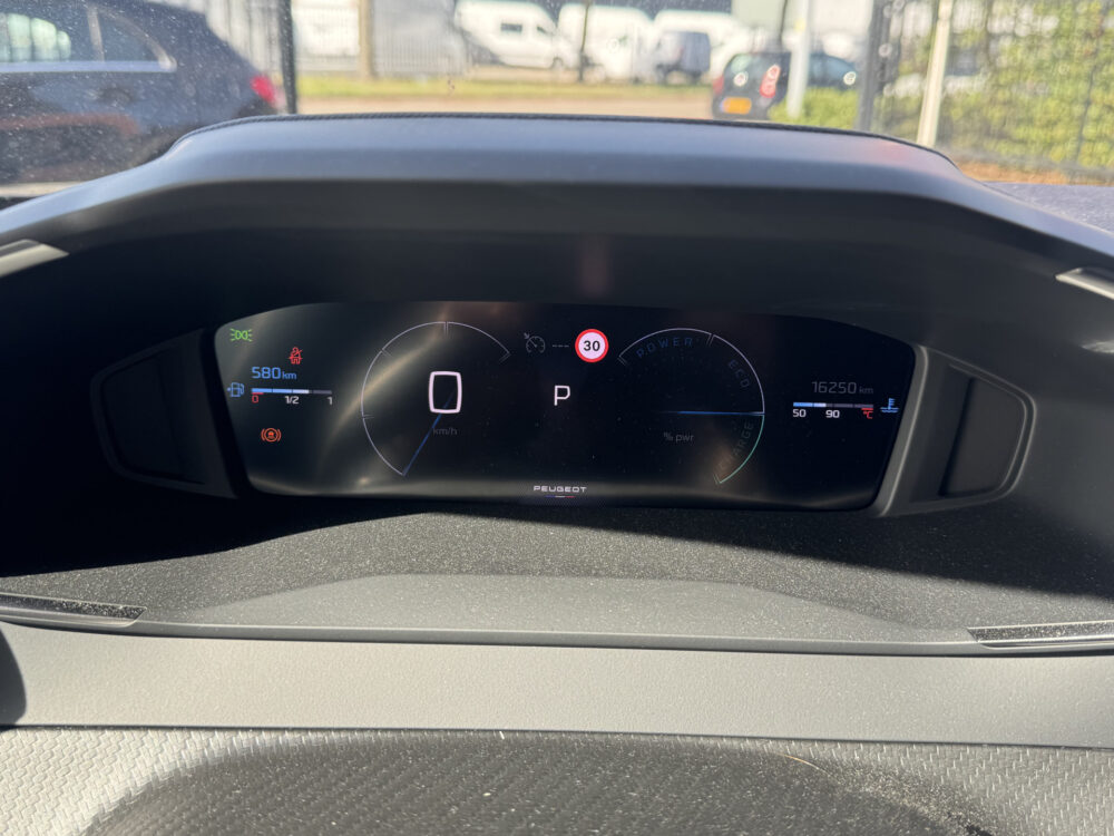Peugeot 2008 1.2 Hybrid 145 Allure // CRUISE // APPLE CARPLAY-ANDROID AUTO // STOELVERWARMING // CLIMA // 20