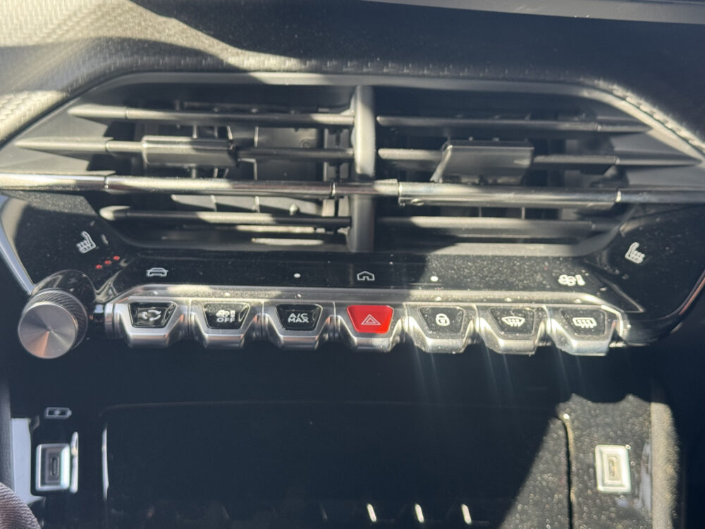 Peugeot 2008 1.2 Hybrid 145 Allure // CRUISE // APPLE CARPLAY-ANDROID AUTO // STOELVERWARMING // CLIMA // 22