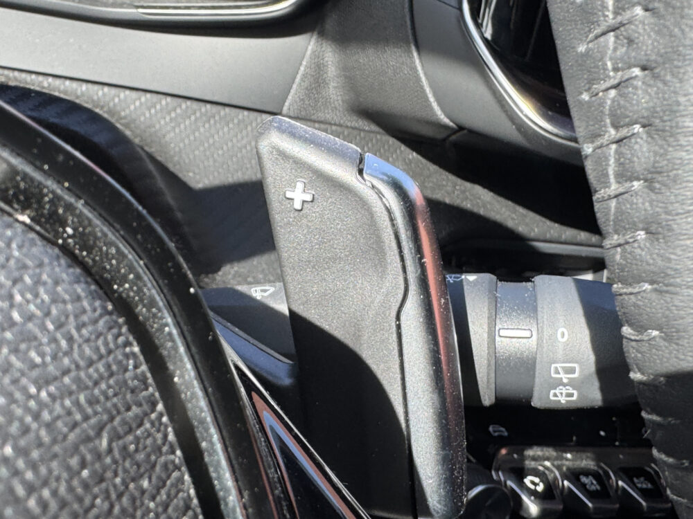 Peugeot 2008 1.2 Hybrid 145 Allure // CRUISE // APPLE CARPLAY-ANDROID AUTO // STOELVERWARMING // CLIMA // 25