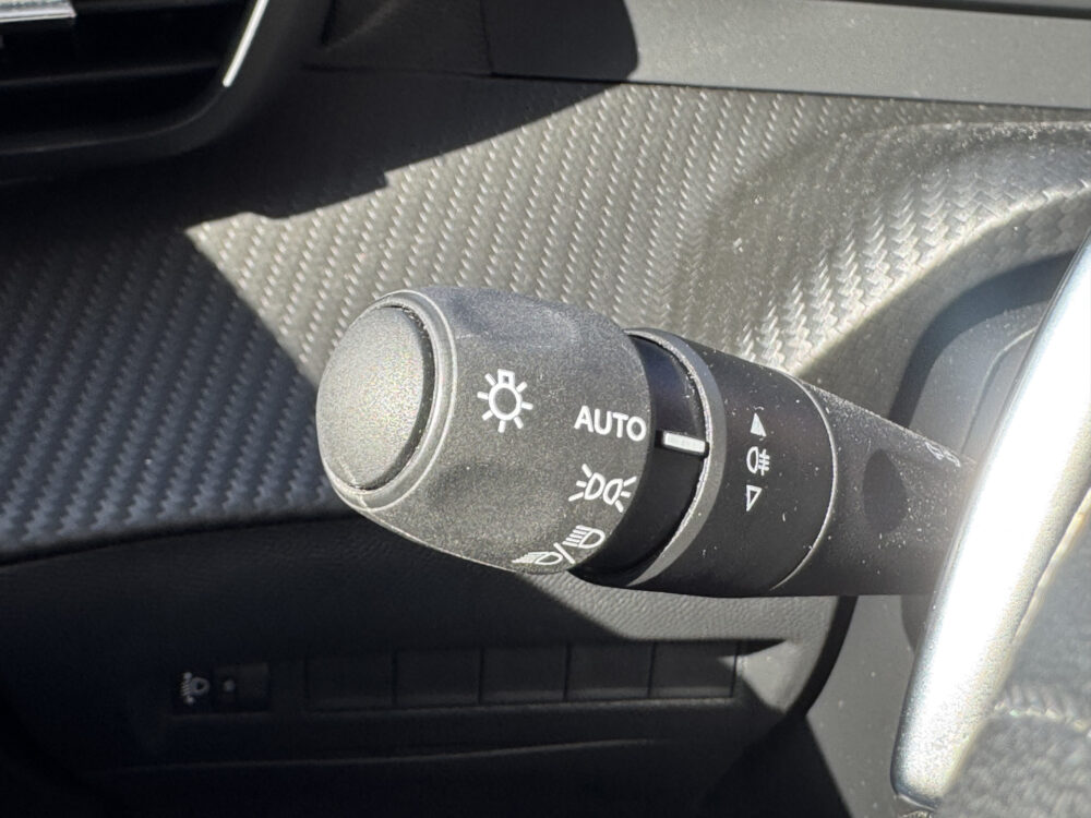 Peugeot 2008 1.2 Hybrid 145 Allure // CRUISE // APPLE CARPLAY-ANDROID AUTO // STOELVERWARMING // CLIMA // 28