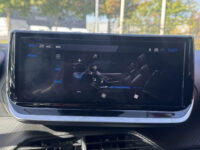 Peugeot 2008 1.2 Hybrid 145 Allure // CRUISE // APPLE CARPLAY-ANDROID AUTO // STOELVERWARMING // CLIMA // 50