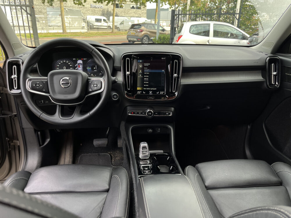Volvo XC40 1.5 T5 Recharge Inscription // SCHUIF-KANTELDAK // LEDER // HARMAN&KARDON // DODEHOEK // ADAPT. CRUISE // 360 CAMERA+SENSOREN // 21