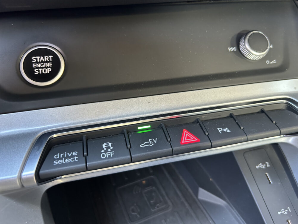 Audi Q3 45 TFSI e S edition S-Line // NAVI + CARPLAY // SONOS AUDIO // ADAPTIVE CRUISE // FULL LED // DODEHOEK DETECTIE // KEYLESS // EL 19