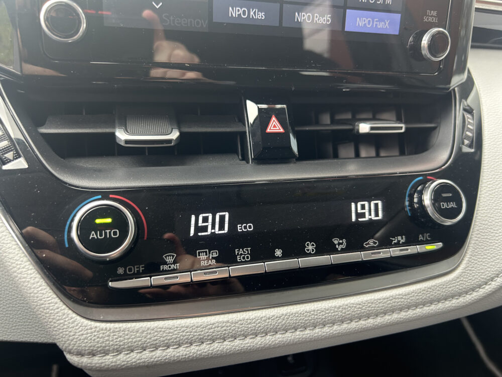 Toyota Corolla Touring Sports 1.8 Hybrid Executive // FULL LED // NAVI + CARPLAY // STOEL + STUURWIELVERWARMING // ADAPTIVE CRUISE // PDC V+A // KEYLESS // DO 18