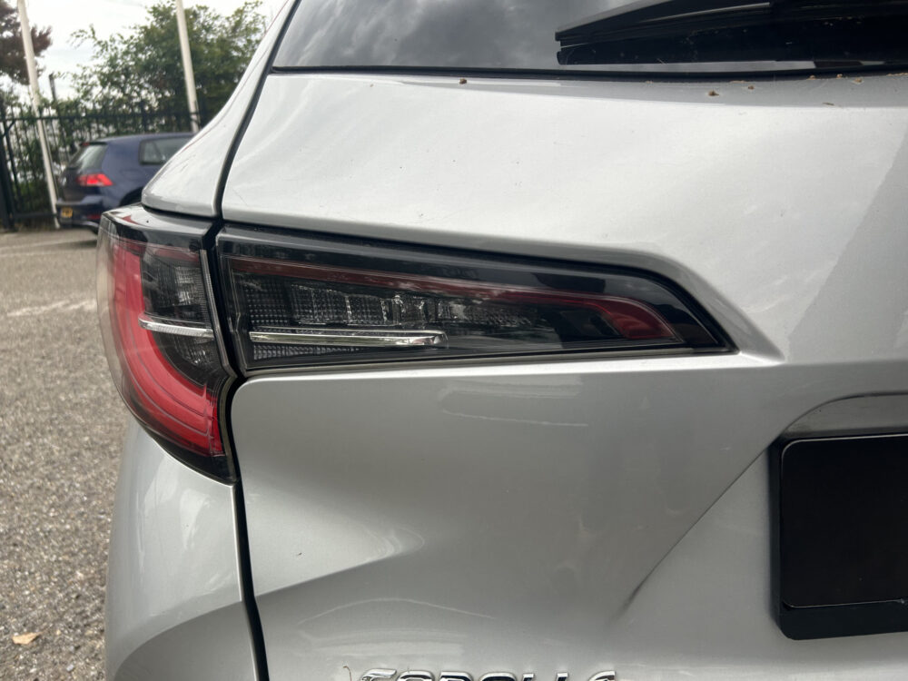 Toyota Corolla Touring Sports 1.8 Hybrid Executive // FULL LED // NAVI + CARPLAY // STOEL + STUURWIELVERWARMING // ADAPTIVE CRUISE // PDC V+A // KEYLESS // DO 29