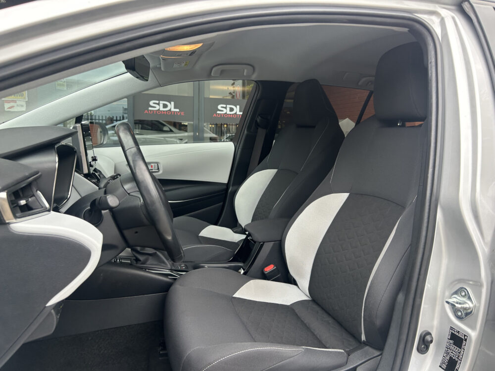 Toyota Corolla Touring Sports 1.8 Hybrid Executive // FULL LED // NAVI + CARPLAY // STOEL + STUURWIELVERWARMING // ADAPTIVE CRUISE // PDC V+A // KEYLESS // DO 8
