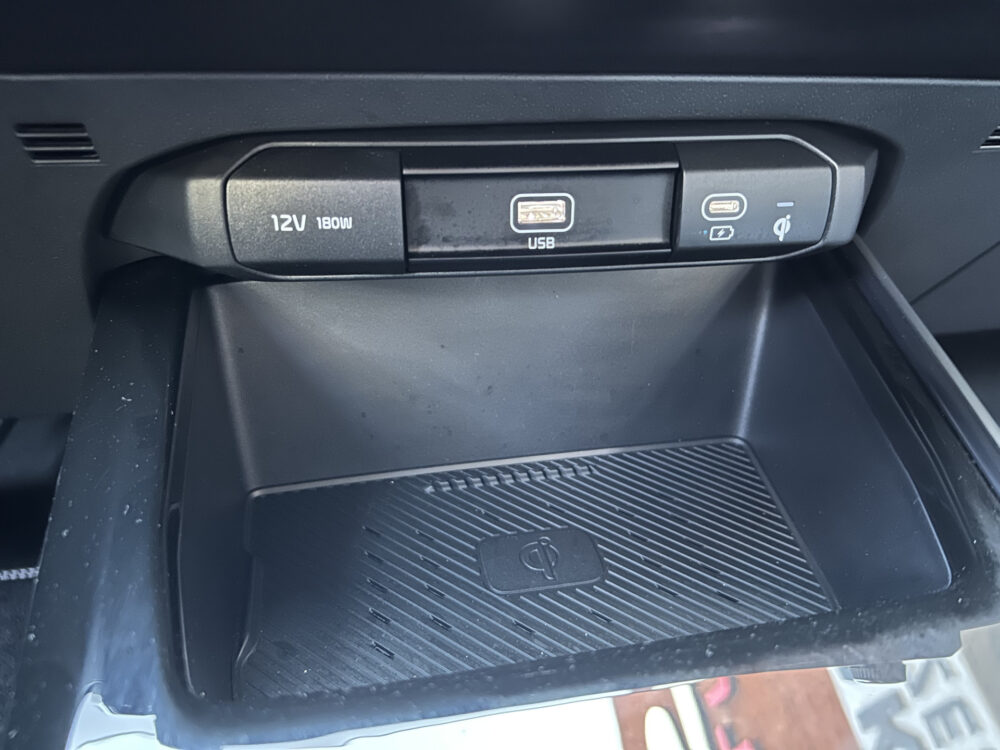 Kia Niro 1.6 GDi Hybrid DynamicLine // DEALER ONDERHOUDEN // ELEK. STOEL // KEYLESS // NAVI + CARPLAY // STOEL + STUURWIELVERWARMING // P 22