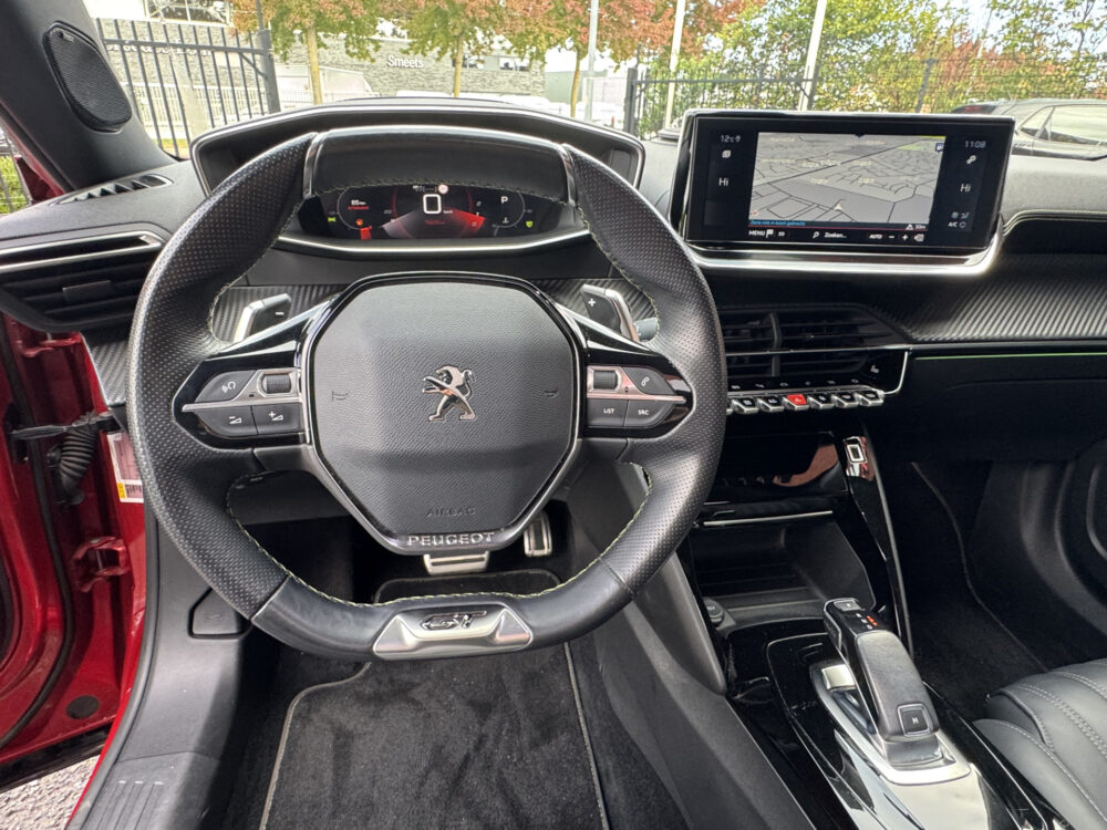 Peugeot 2008 1.2 PureTech GT-Line // FULL OPTIONS!! // FOCAL AUDIO // MASSAGE STOEL // ADAPTIVE CRUISE // PANO SCHUIF/ KANTEL DAK // 16