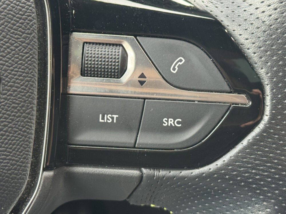 Peugeot 2008 1.2 PureTech GT-Line // FULL OPTIONS!! // FOCAL AUDIO // MASSAGE STOEL // ADAPTIVE CRUISE // PANO SCHUIF/ KANTEL DAK // 18