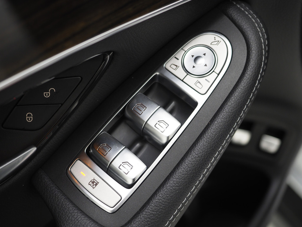 Mercedes-Benz GLC 300e 4MATIC Night Black 17