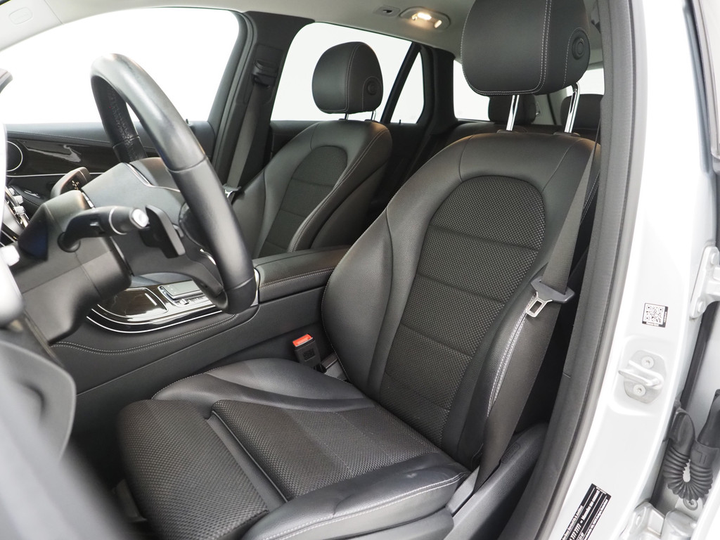 Mercedes-Benz GLC 300e 4MATIC Night Black 3