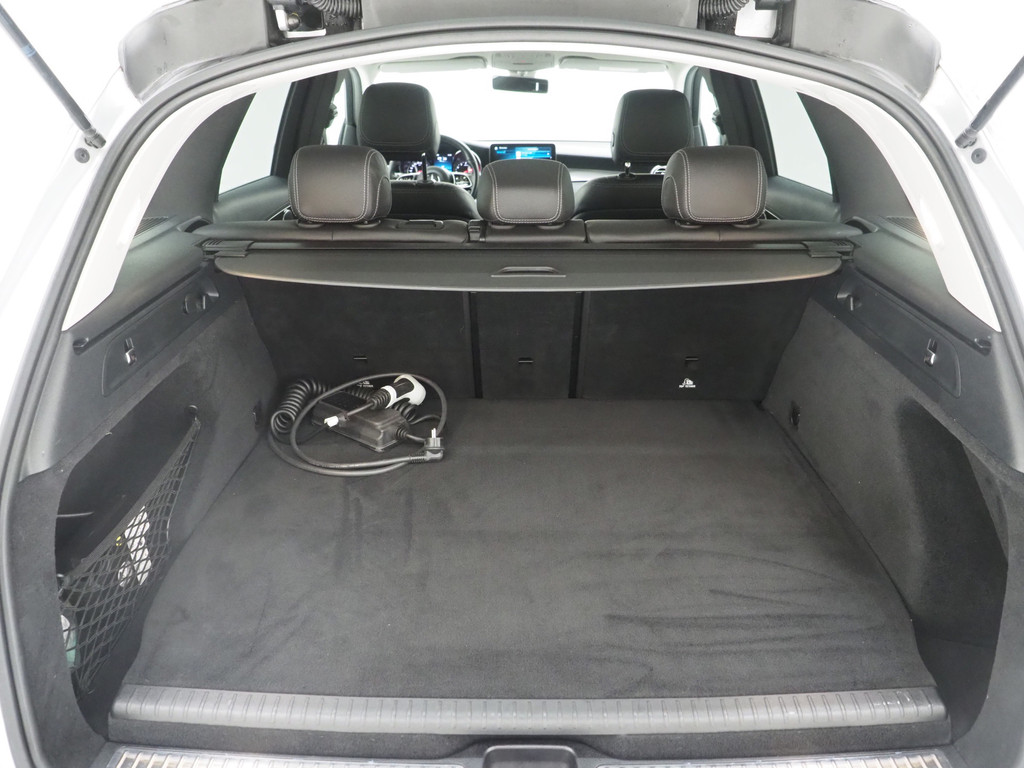 Mercedes-Benz GLC 300e 4MATIC Night Black 68