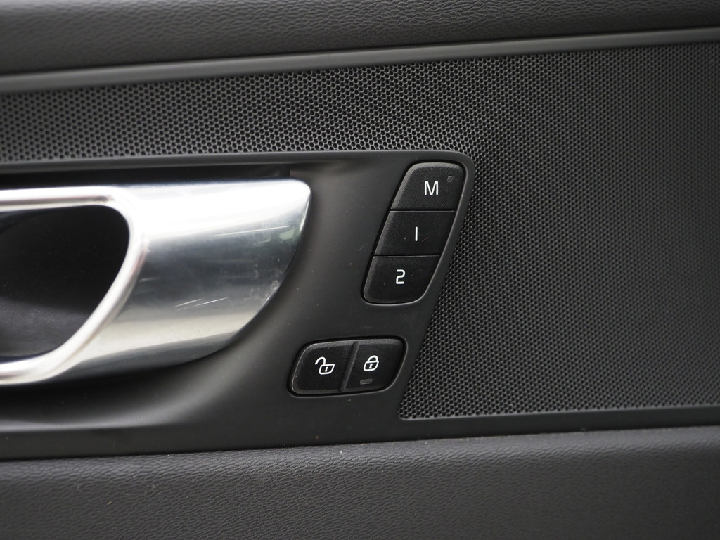 Volvo XC60 2.0 T8 Recharge AWD R-Design Dark 17