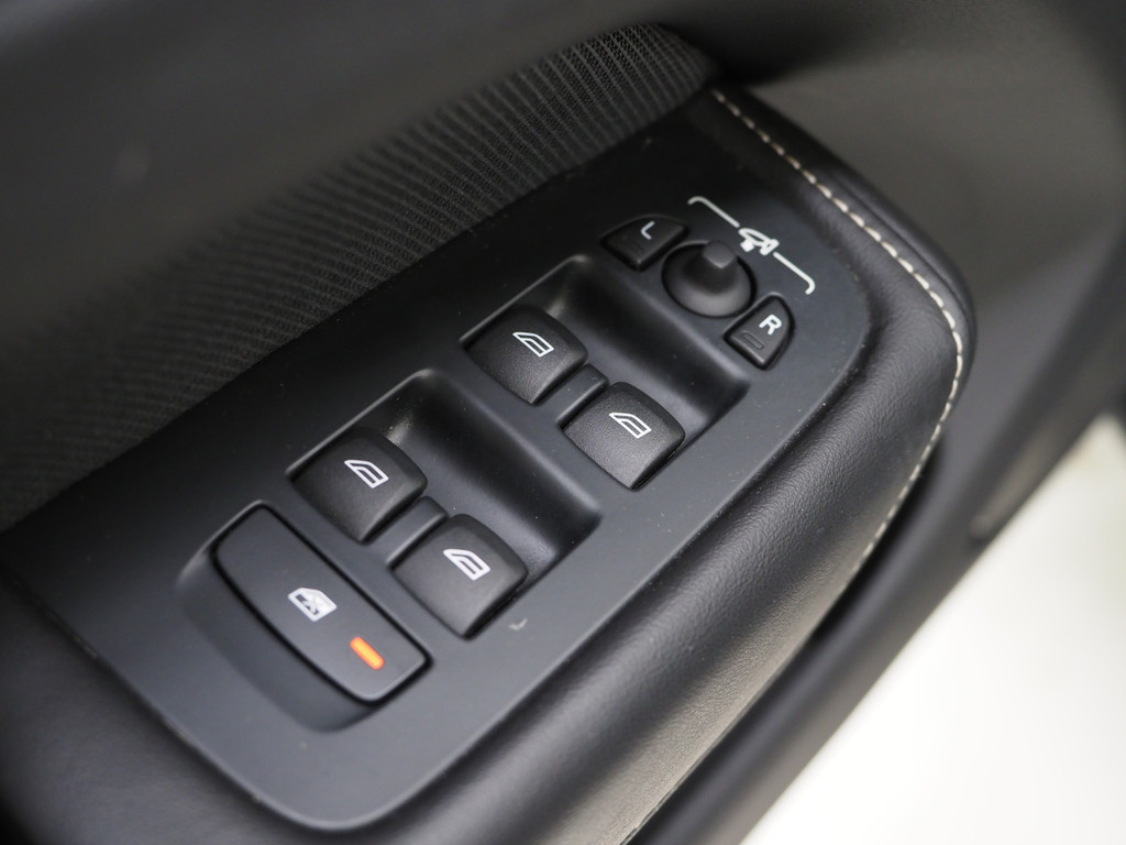 Volvo XC60 2.0 T8 Recharge AWD R-Design Dark 59