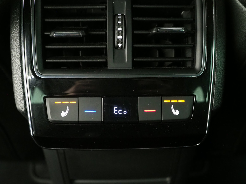 Škoda Superb Combi 1.4 TSI iV Laurin & Klement 38