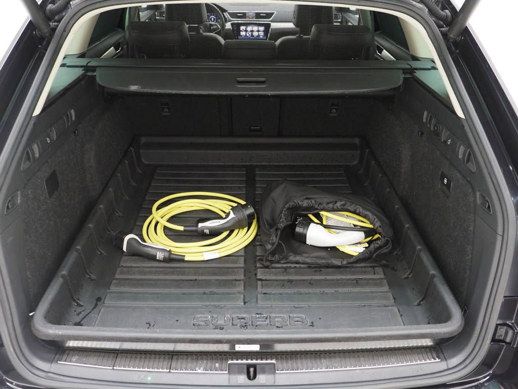 Škoda Superb Combi 1.4 TSI iV Laurin & Klement 90