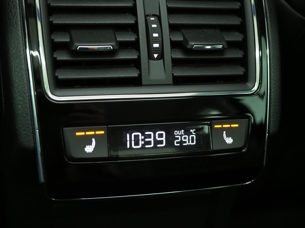 Škoda Superb Combi 1.4 TSI iV Laurin & Klement 38