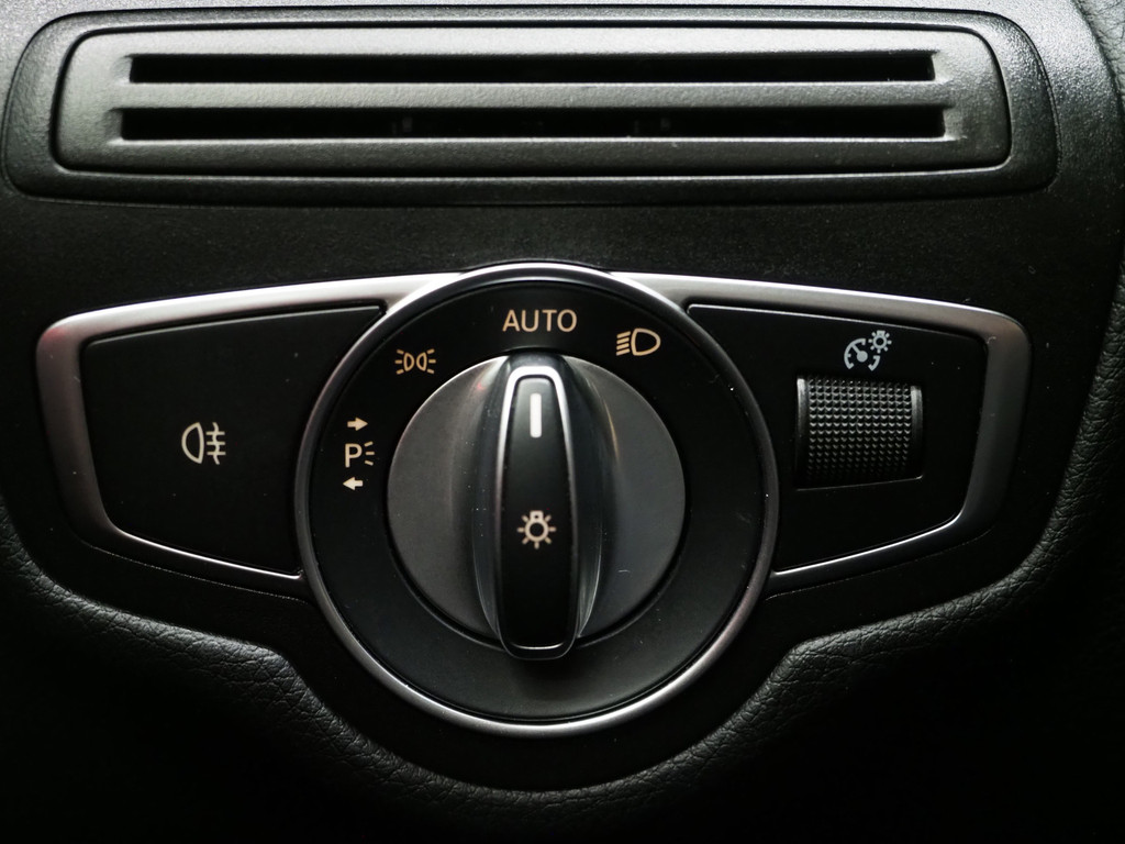 Mercedes-Benz GLC 300e 4MATIC Premium Plus 63