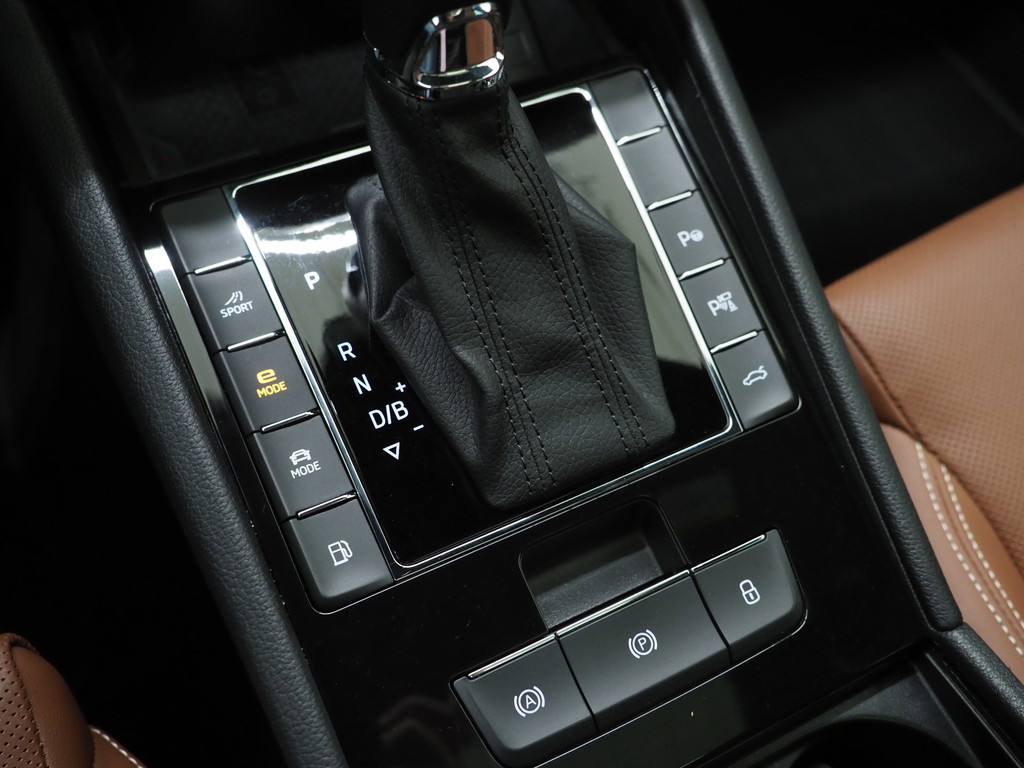 Škoda Superb Combi 1.4 TSI iV Laurin & Klement 81