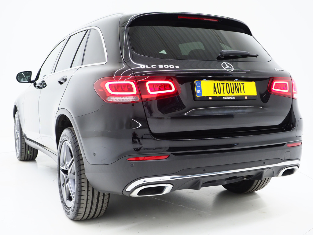 Mercedes-Benz GLC 300e 4MATIC AMG 2