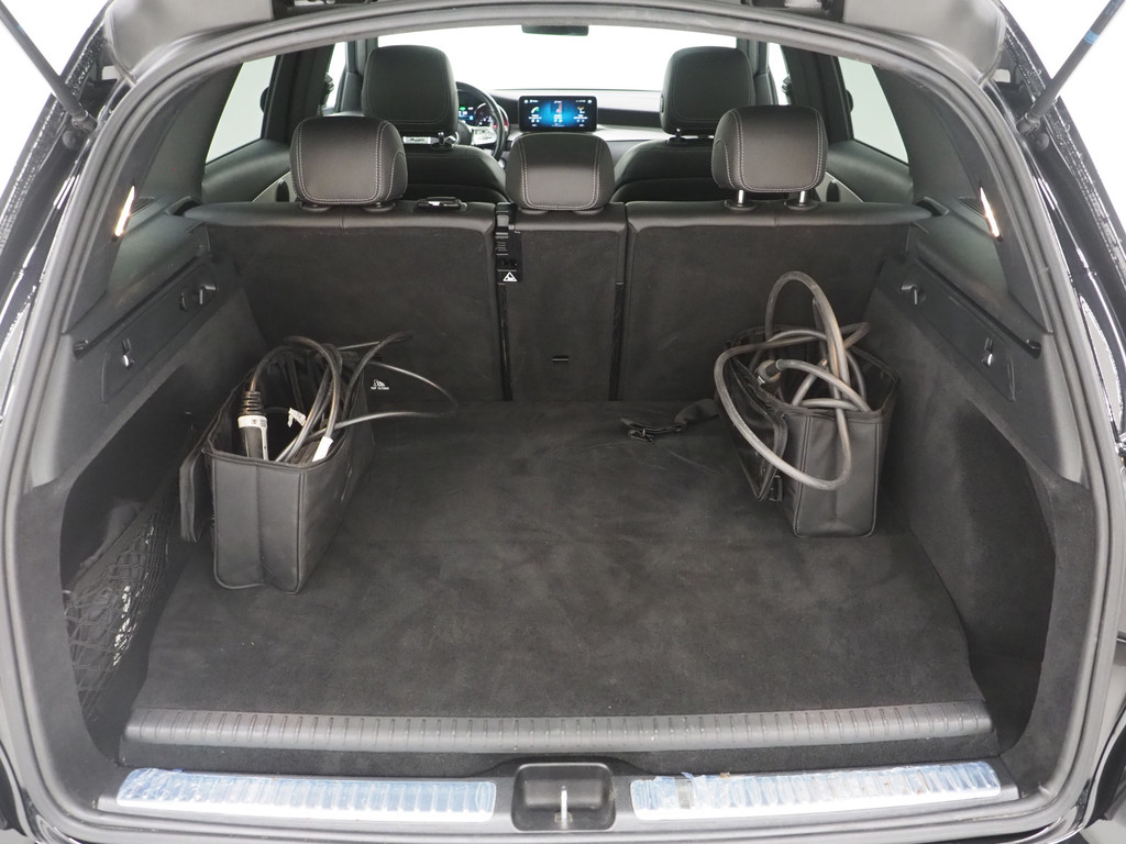 Mercedes-Benz GLC 300e 4MATIC AMG 33