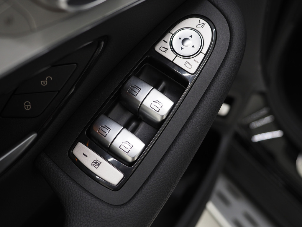 Mercedes-Benz GLC 300e 4MATIC Premium Night Black 19