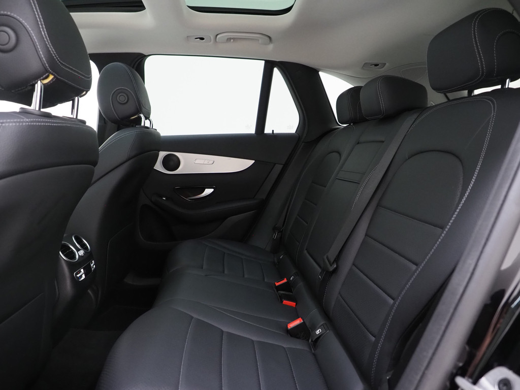 Mercedes-Benz GLC 300e 4MATIC Premium Night Black 37