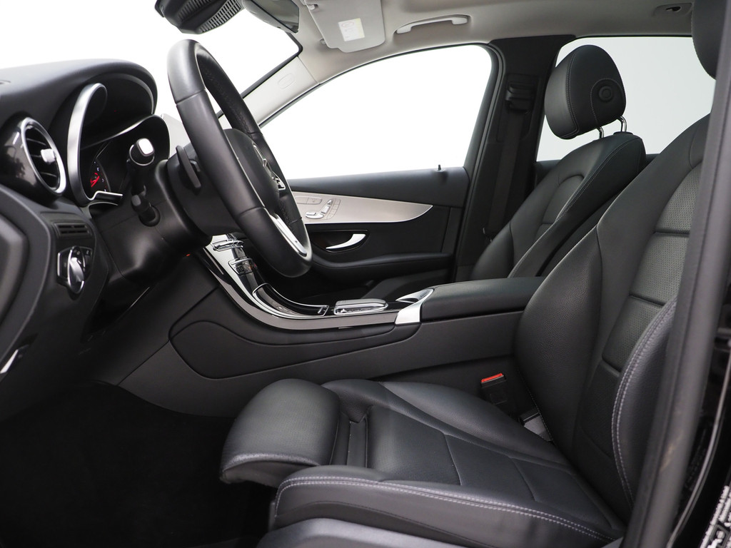 Mercedes-Benz GLC 300e 4MATIC Premium Night Black 57