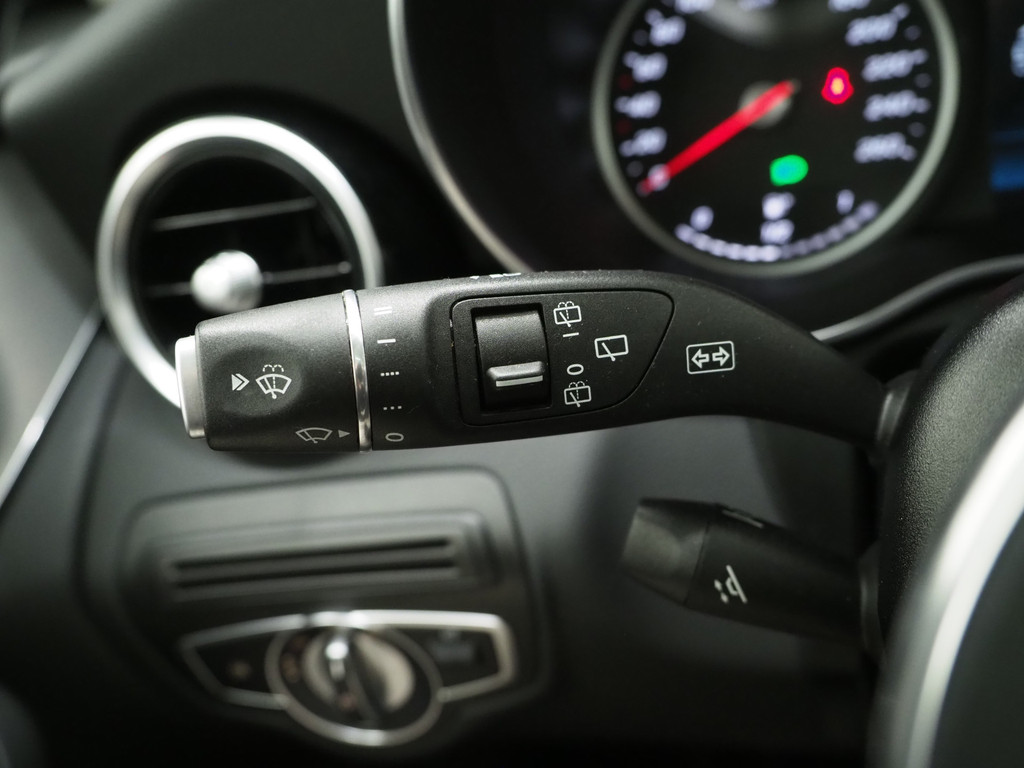 Mercedes-Benz GLC 300e 4MATIC Premium Night Black 62
