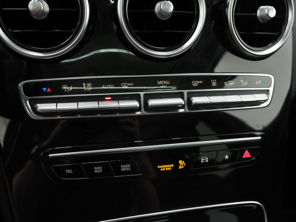 Mercedes-Benz GLC 300e 4MATIC Premium Night Black 72