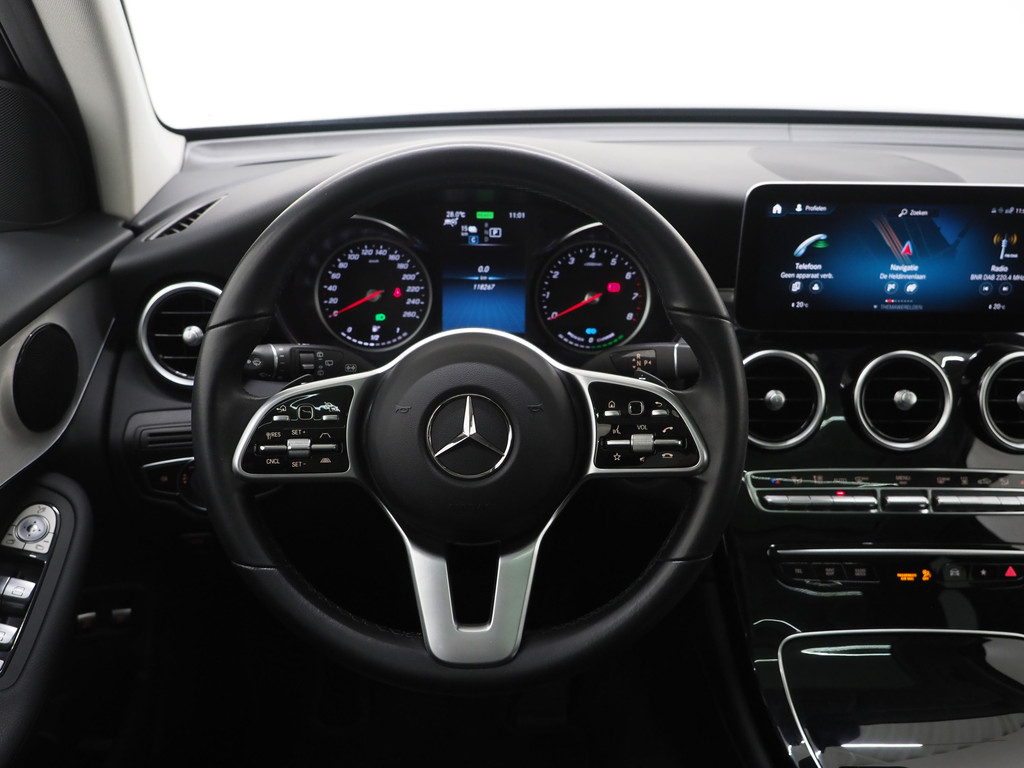 Mercedes-Benz GLC 300e 4MATIC Premium Night Black 77