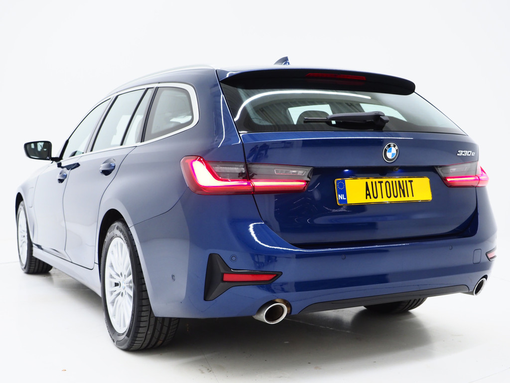 BMW 3 Serie Touring 330e 43