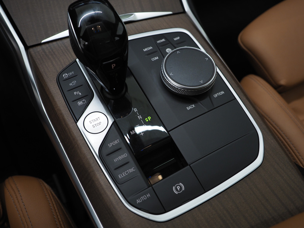 BMW 3 Serie Touring 330e 74