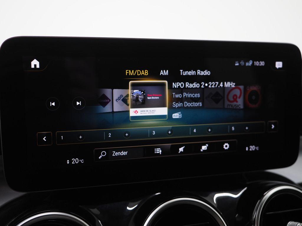 Mercedes-Benz GLC 300e 4MATIC 25