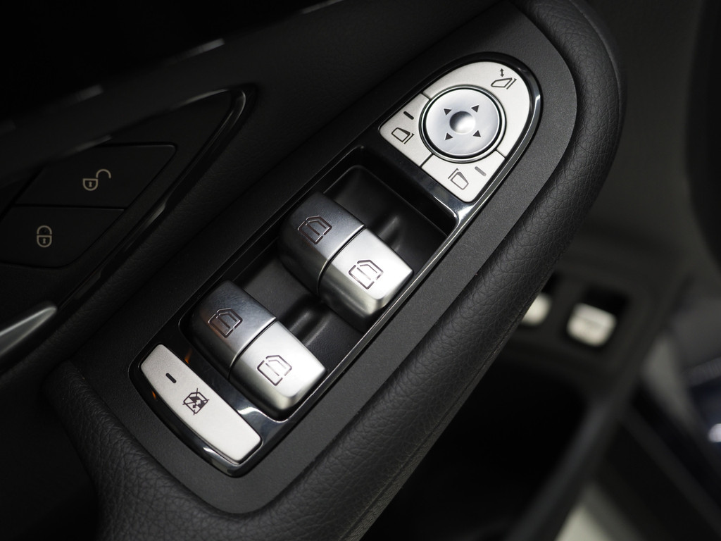 Mercedes-Benz GLC 300e 4MATIC 53