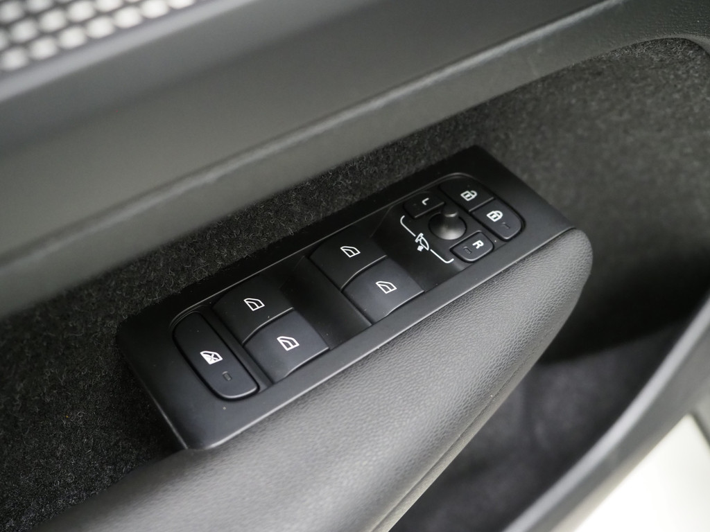 Volvo XC40 1.5 T5 Recharge R-Design Full Black 19