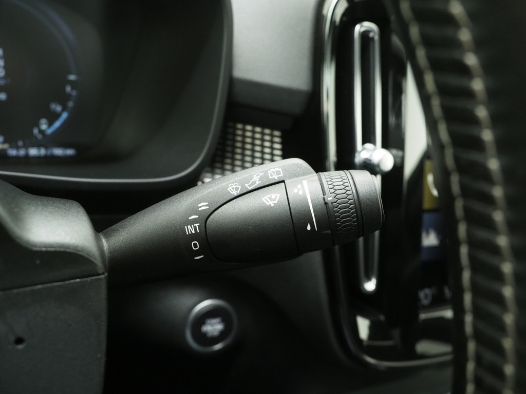 Volvo XC40 1.5 T5 Recharge R-Design Full Black 24