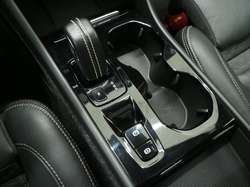 Volvo XC40 1.5 T5 Recharge R-Design Full Black 36
