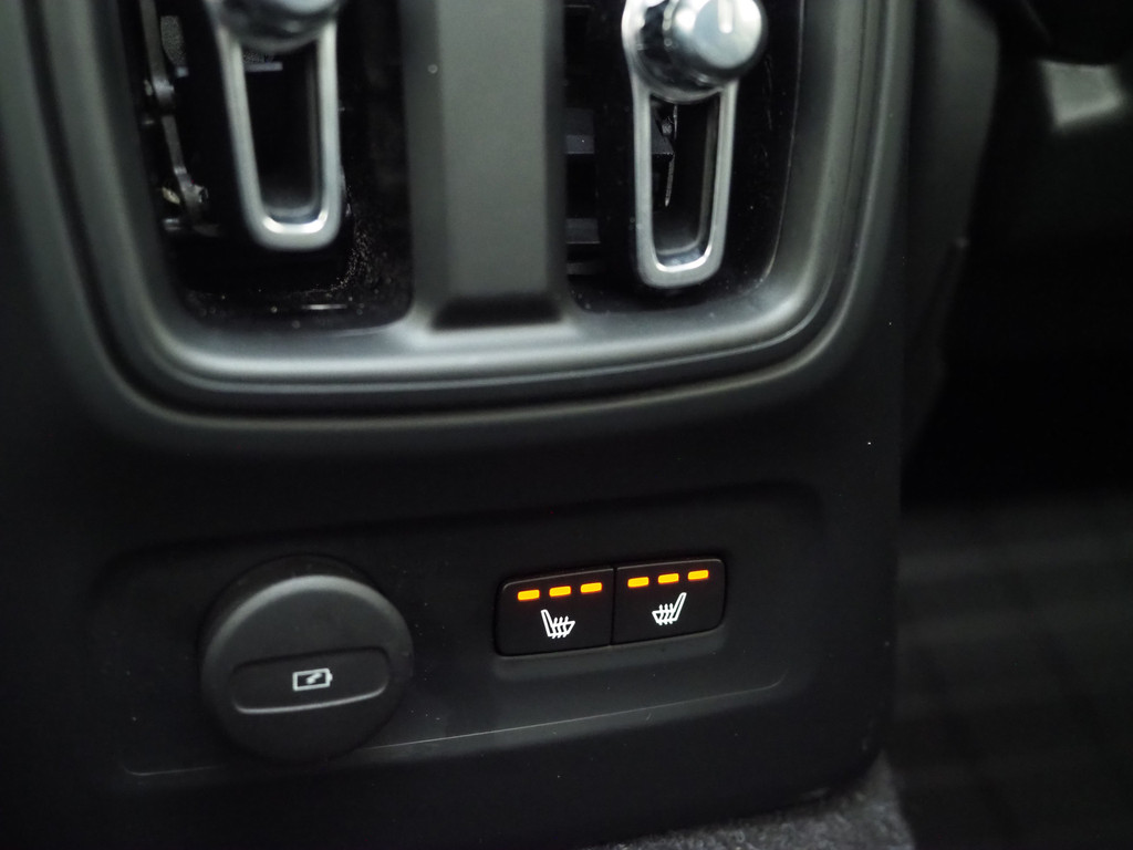 Volvo XC40 1.5 T5 Recharge R-Design Full Black 38