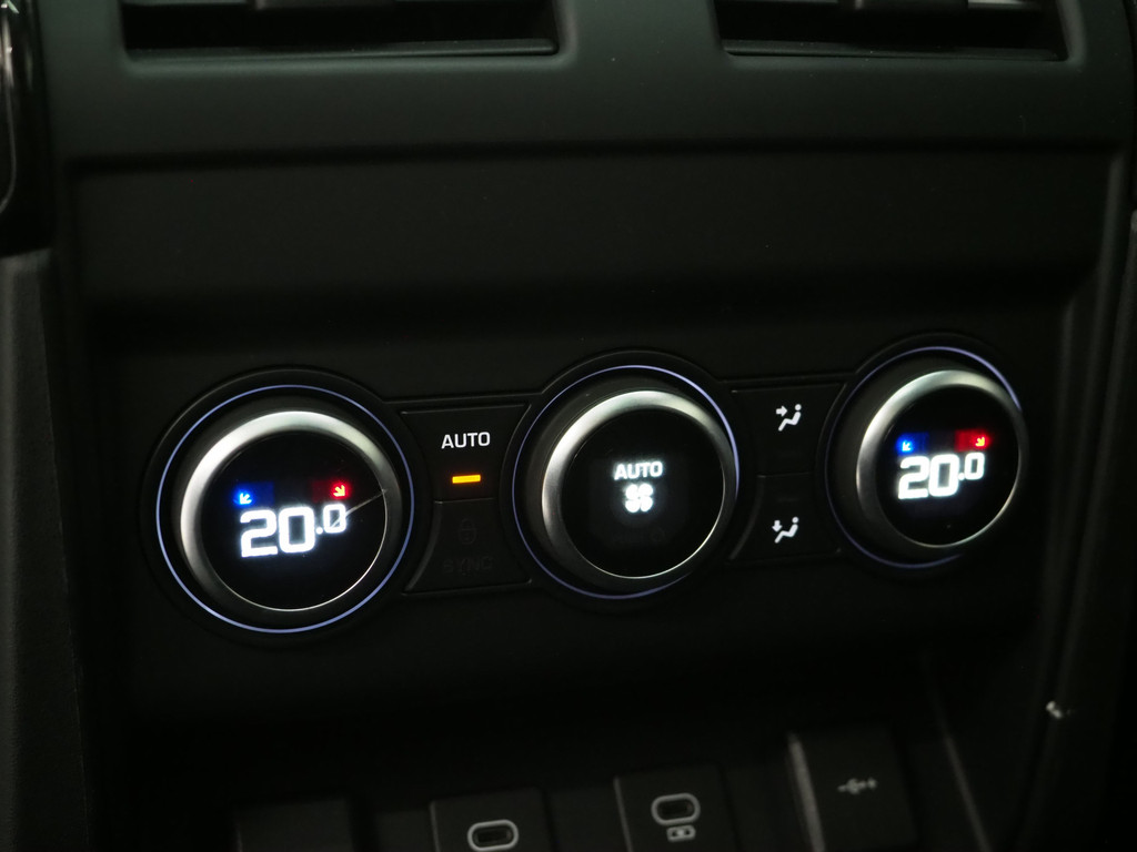 Land Rover Defender 110 2.0 P400e 110 X-Dynamic Urban 96