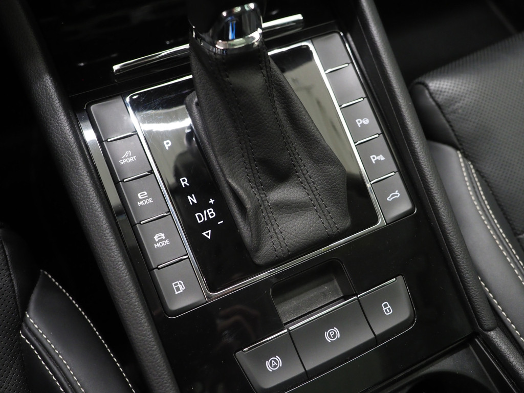 Škoda Superb Combi 1.4 TSI iV Laurin & Klement 36