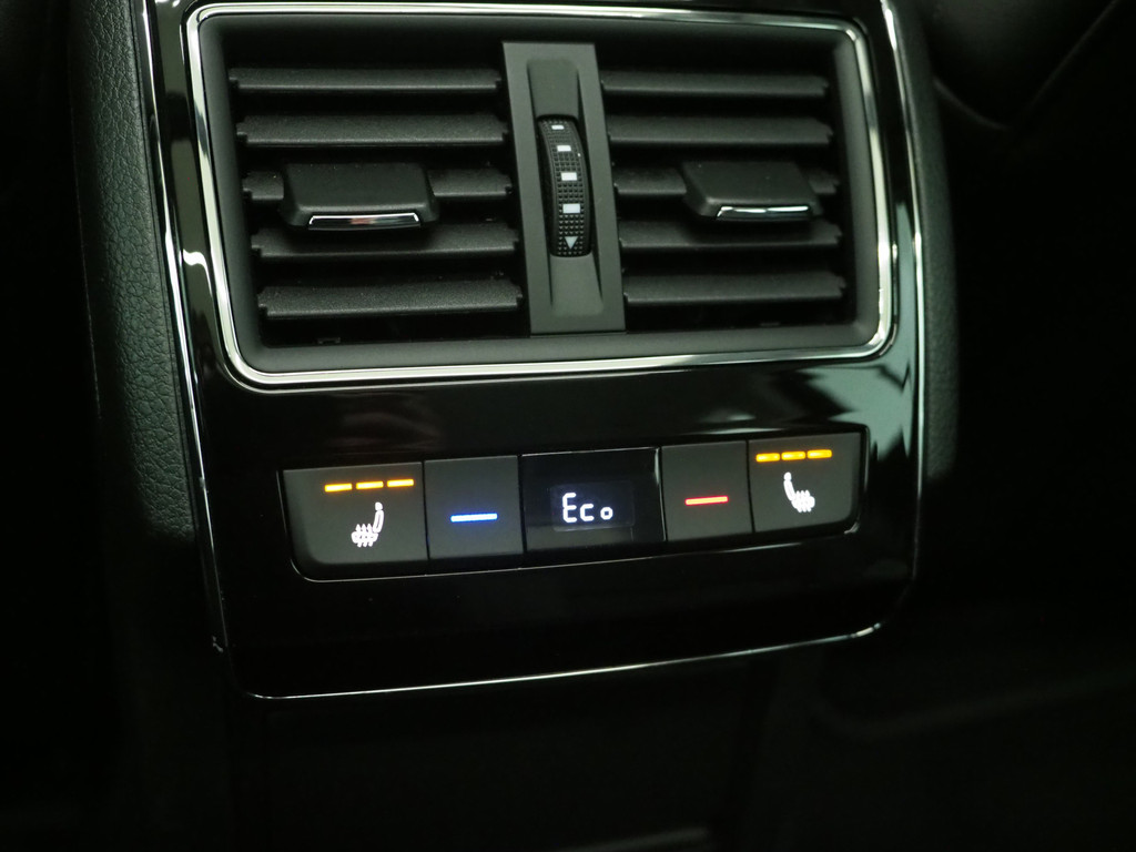 Škoda Superb Combi 1.4 TSI iV Laurin & Klement 38