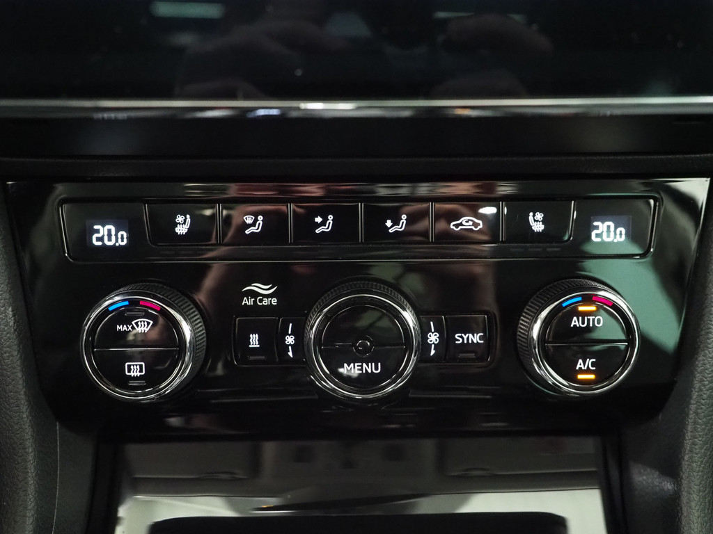 Škoda Superb Combi 1.4 TSI iV Laurin & Klement 79