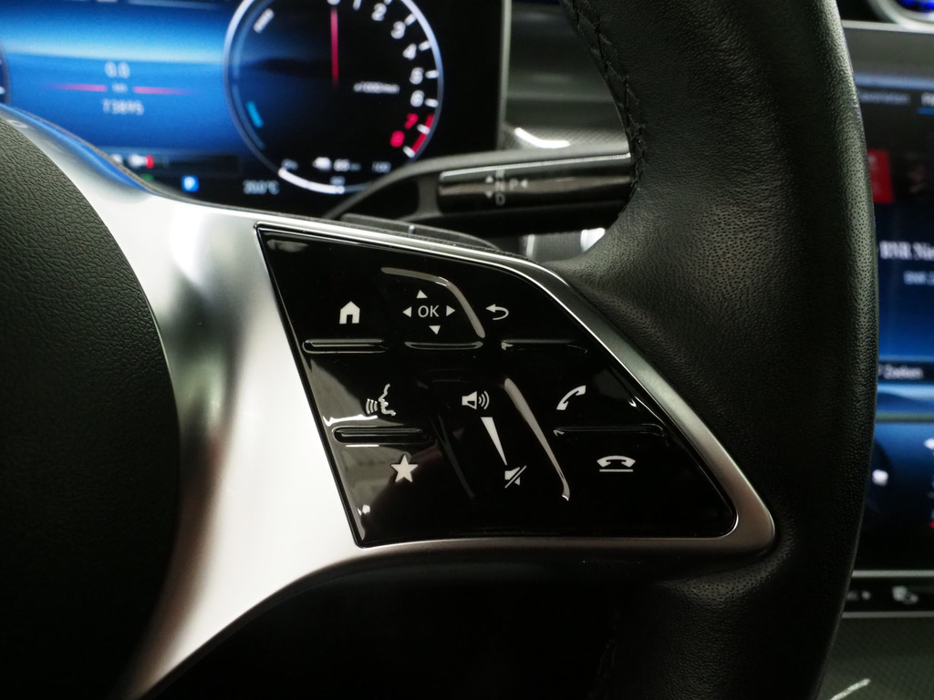 Mercedes-Benz GLC 300e 4MATIC Luxury Line 64