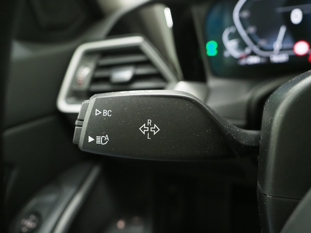 BMW 3 Serie Touring 320e Shadow Line 53