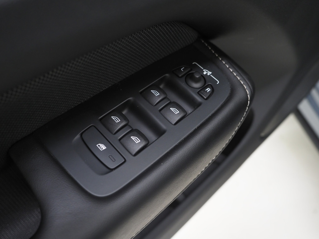 Volvo XC60 2.0 T6 Plug-in hybrid AWD R-Design Long Range 62