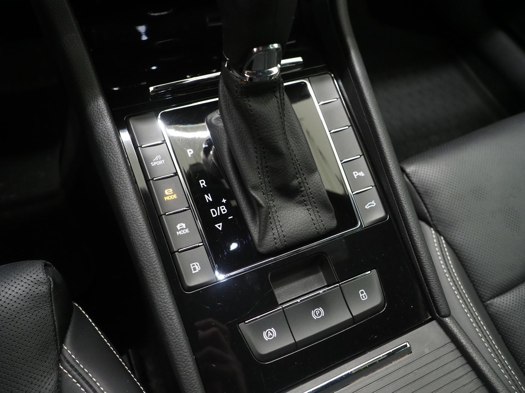 Škoda Superb Combi 1.4 TSI iV Laurin & Klement 36