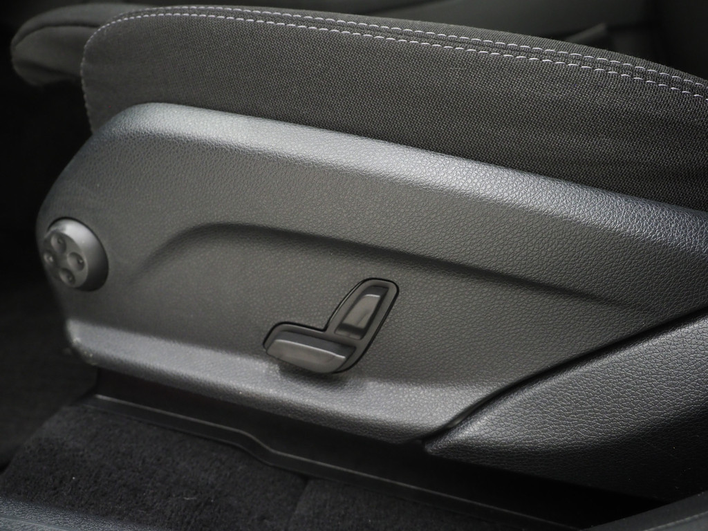 Mercedes-Benz GLC 300e 4MATIC Night Black 18