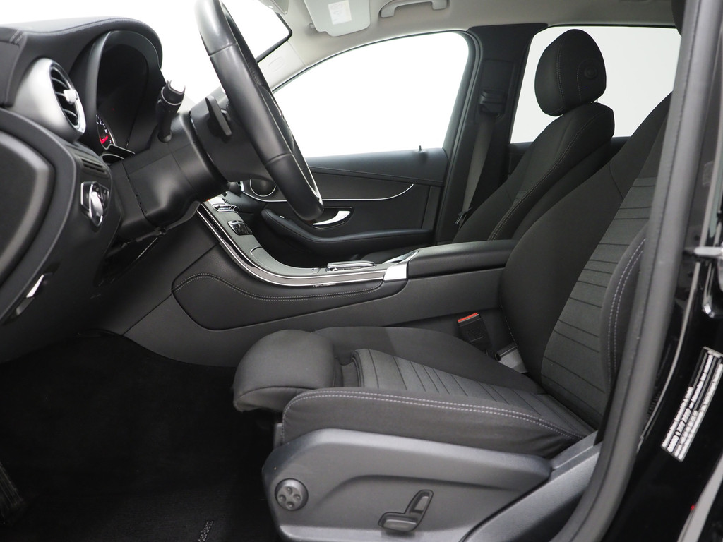 Mercedes-Benz GLC 300e 4MATIC Night Black 50