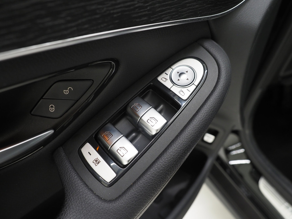 Mercedes-Benz GLC 300e 4MATIC Night Black 53